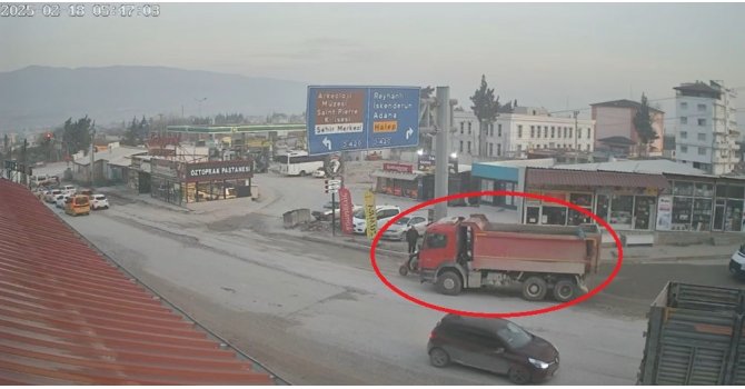 Kamyonun altında kalan motosikletli ezilerek can verdi o anlar kamerada