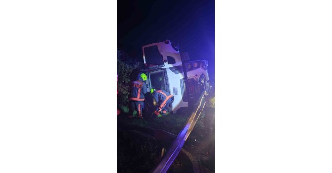 Tarsus’ta şarampole düşen kamyonun sürücüsü yaralandı