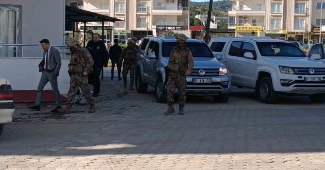 Adana’da balkondan ateş edip kendini eve kilitleyen polisi emniyet müdürü ikna etti