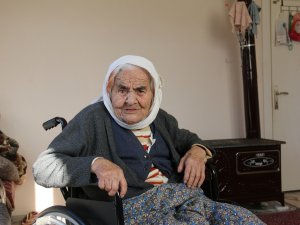 102 yaşındaki Fatma Nine’nin tekerlekli sandalye mutluluğu