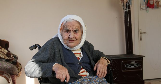 102 yaşındaki Fatma Nine’nin tekerlekli sandalye mutluluğu