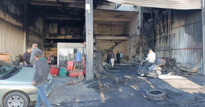 Sanayi sitesinde çıkan yangının verdiği zarar hava aydınlanınca ortaya çıktı