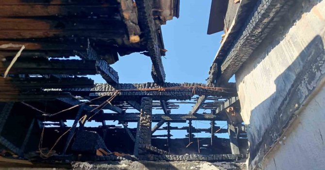 Isparta’da çatıda çıkan yangın kısa sürede söndürüldü