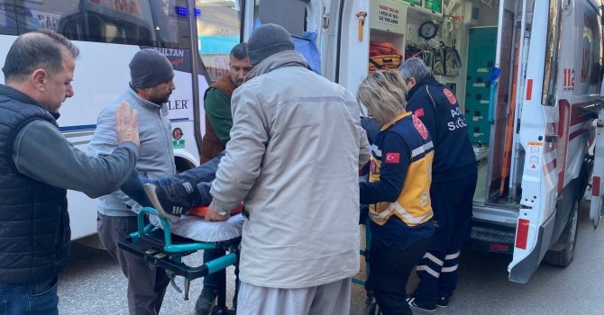 Serik’te otomobille çarpışan motosikletli yaralandı