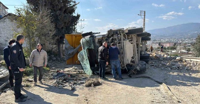 Antakya’da devrilen hafriyat kamyonunun sürücüsü yaralandı