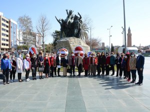 Antalyalı kadınlar 8 Mart’ı Cumhuriyet Meydanı’nda kutladı