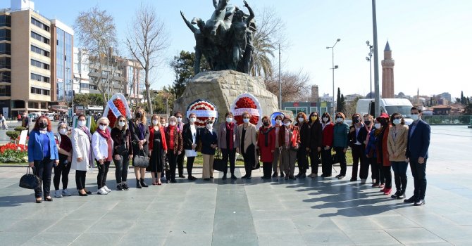 Antalyalı kadınlar 8 Mart’ı Cumhuriyet Meydanı’nda kutladı