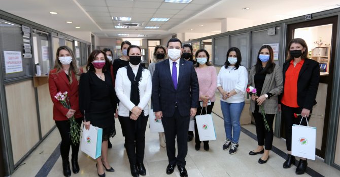 Başkan Tütüncü’den kadın personellere karanfil