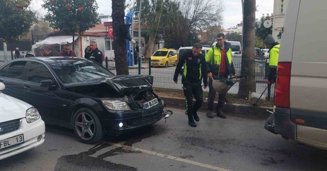 Manavgat’ta otomobil, okul servisine arkadan çarptı, kaza anı güvenlik kamerasına yansıdı
