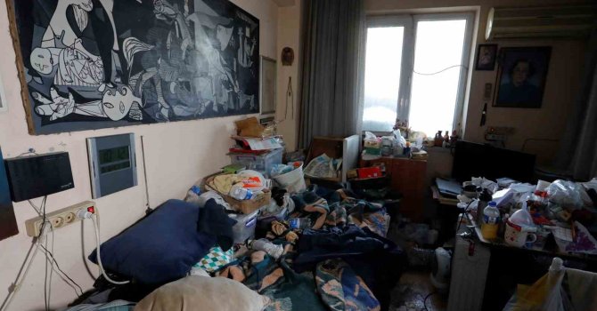 Antalya’da vefat eden adamın evinden 2 kamyon çöp çıktı