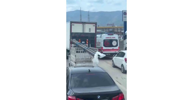 Trafikte ilerlemekte güçlük çeken ambulansın zor anları