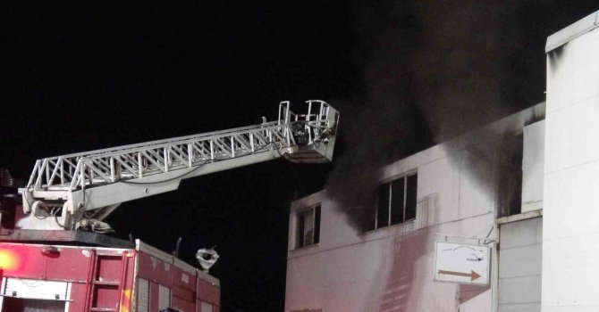 Akaryakıt istasyonu yanında bulunan metruk binada çıkan yangın korkuttu