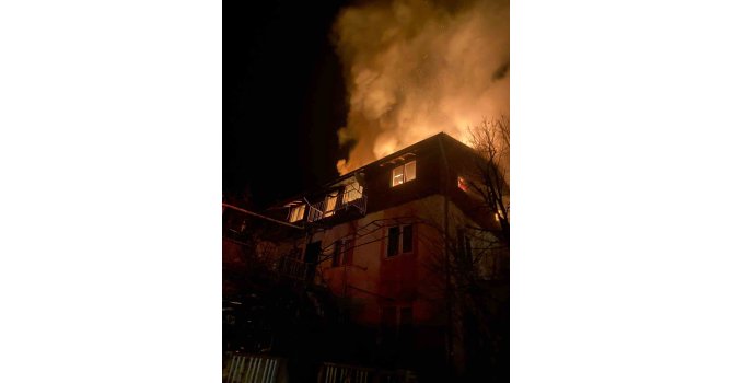Isparta’da bacadan çıkan yangın 2 katlı evi küle çevirdi