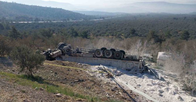 Mersin’de şarampole devrilen tırdaki 2 kişi öldü