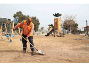 Antalya’da çocuk oyun parkları zemini zeytin çekirdeğiyle kaplanıyor