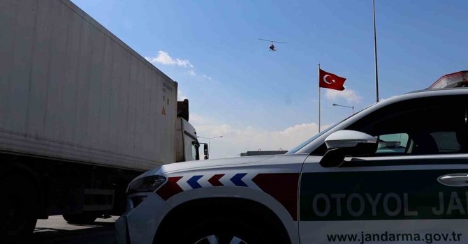 Mersin’de cayrokopterli denetim: 5 araç trafikten men edildi, 2 aranan şahıs yakalandı