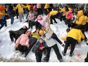 Yüreğirli çocuklara kar sürprizi