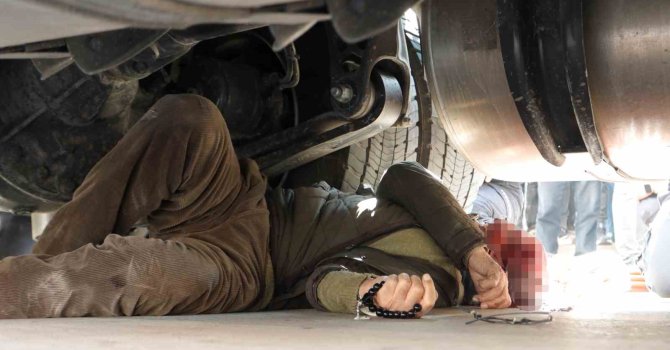 Yolun karşısına geçmek isterken tırın altında kalan yaşlı adamdan acı haber