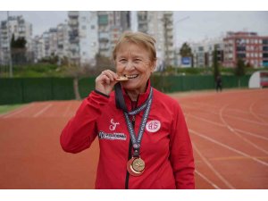 82 yaşında pistlerin tozunu atıyor