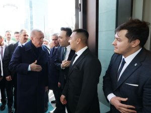 Burdurlu Recep Tayyip Erdoğan’a parti rozetini Cumhurbaşkanı Erdoğan taktı