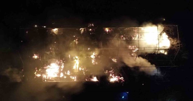 Mersin’de çiftlik yangını geceyi aydınlattı