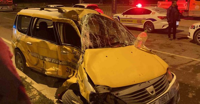 Mersin’de tır otomobile çarptı, sürücü yaralı kurtuldu