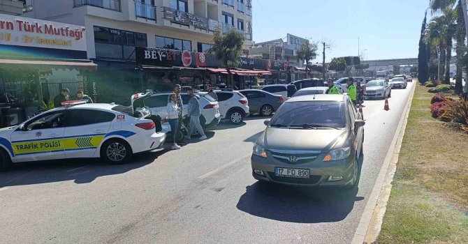 Manavgat’ta otomobile arkadan çarpan motosikletli yaralandı
