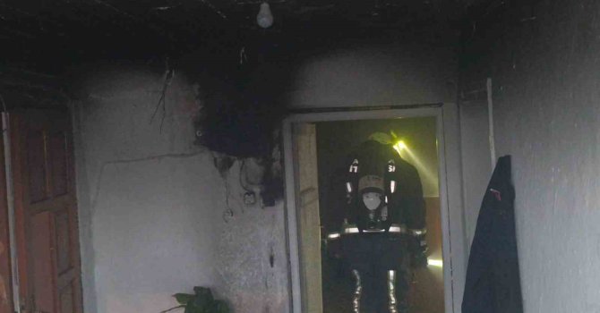 Elektrik sayacı patladı, komşunun müdahalesi yangının büyümesini önledi