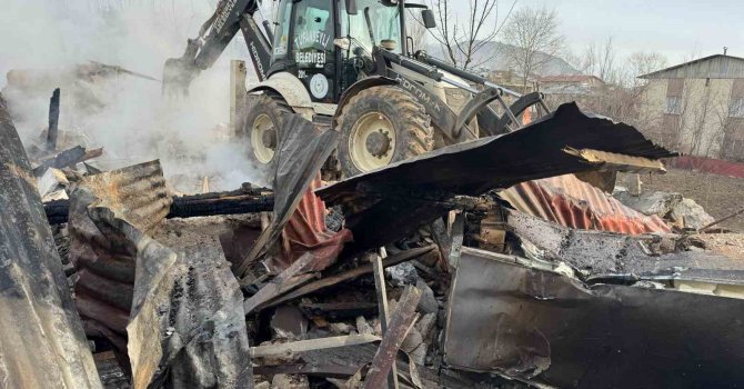 Adana’da ahşap ev tamamen yandı