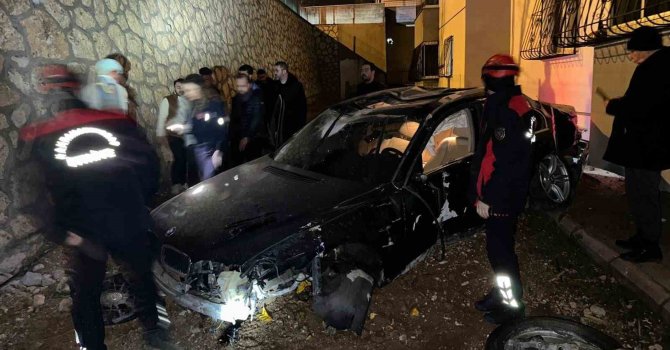 Kahramanmaraş’ta otomobil site bahçesine düştü