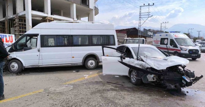 Servisle, 2 otomobilin çarpıştığı kazada 5 kişi yaralandı