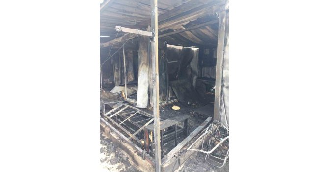 Depremzede ailenin yaşadığı konteyner yanarak kullanılmaz hale geldi