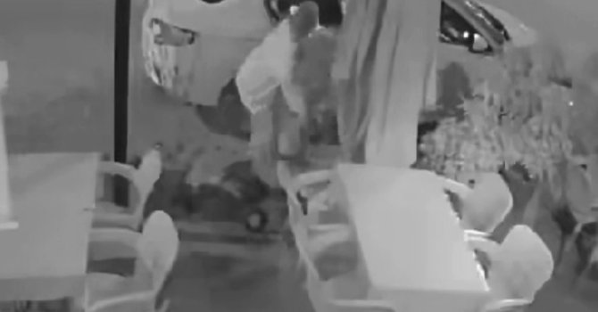 Mersin’de ilginç olay: Otomobille gelip çiçeği çaldı