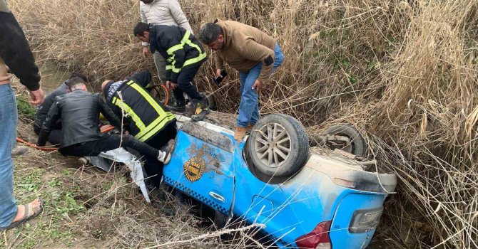 Sulama kanalına devrilen taksinin sürücüsü hayatını kaybetti