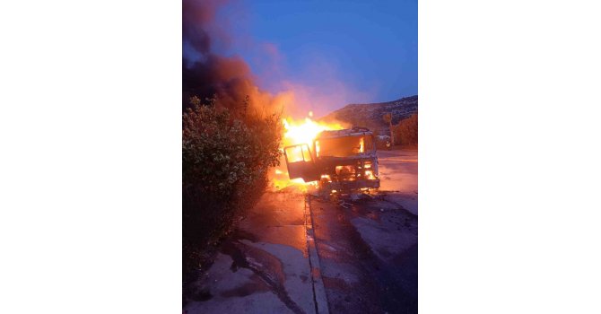 Mersin’de karton yüklü tır alev alev yandı