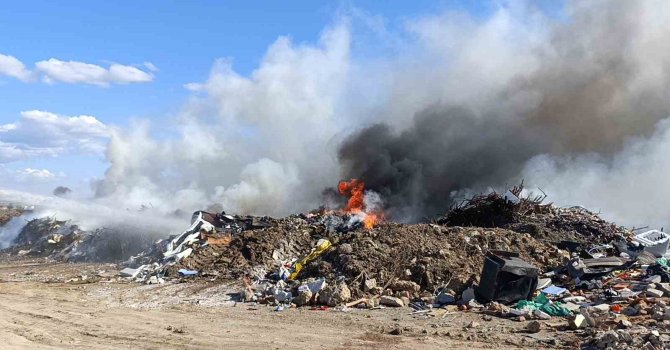 Manavgat’ta yol kenarındaki moloz yangını itfaiye ekiplerince söndürüldü