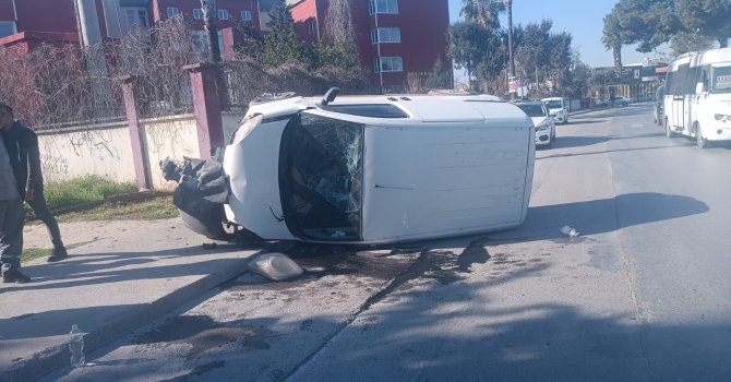 Devrilen aracın sürücüsü yaralı kurtuldu