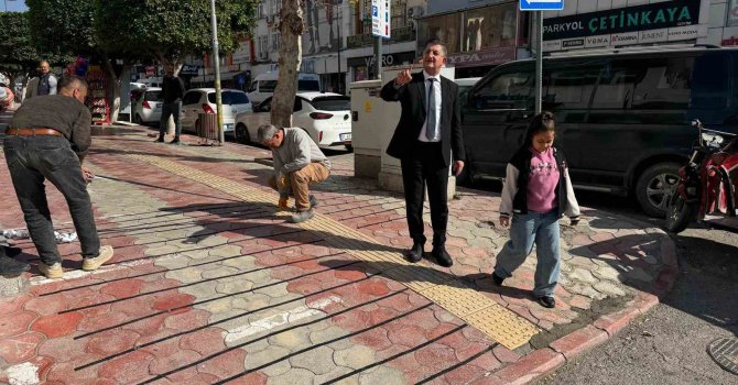 Yaşlı kadının gözyaşları içerisinde acı çekmesine neden olan kaldırım saatler içinde yenilendi