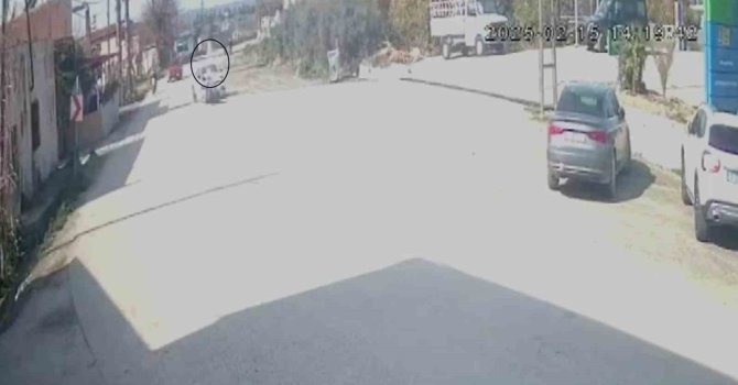 Otomobille kafa kafaya çarpışan motosiklet sürücüsü metrelerce havaya uçtu: O anlar kamerada