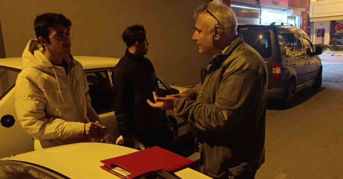 Denetime takılan motosiklet sürücüsüne polisten nasihat: "Evde anneniz babanız sizleri bekliyor"