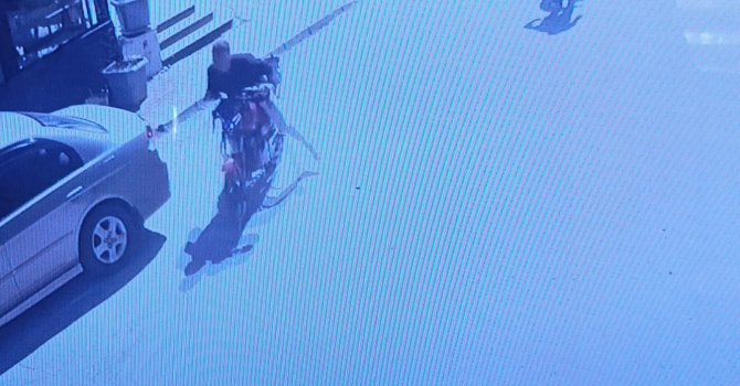 Kaza yapan motosiklet sürücüsü acısını unutup motosikleti kaçırdı, tedavi için yaya olarak geri geldi