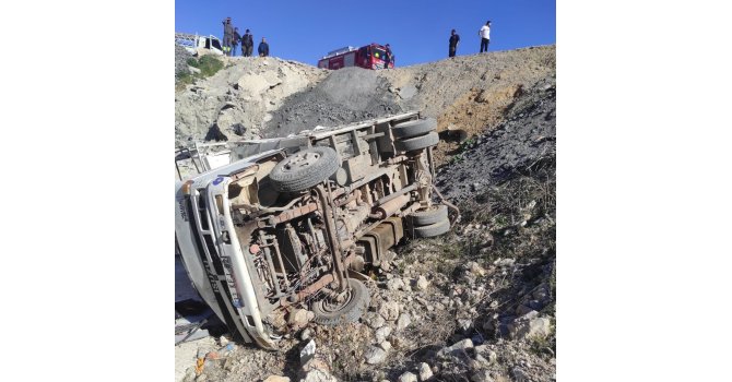 Kamyonet şarampole devrildi: 3 yaralı