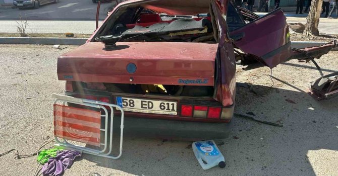 Refüje çarpan Tofaş hurdaya döndü: 1 ölü, 1 yaralı