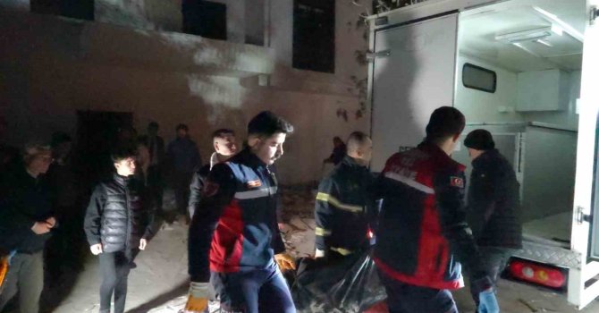 İnşaatın bodrumuna eşya koymak isterken asansör boşluğuna düşen yaşlı kadın öldü