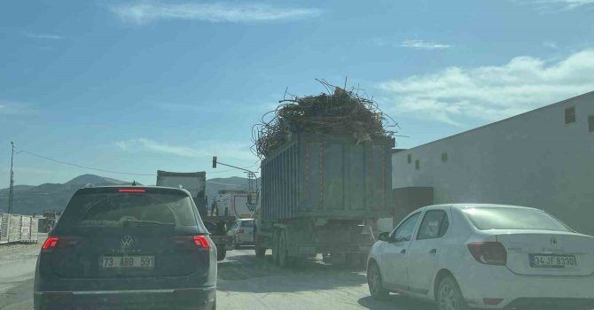 Kamyonun kasasını aşan hurda demir yüküyle kazaya davetiye çıkarttı