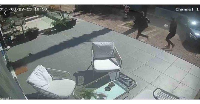 Halk otobüsü park halindeki 4 araca çarptı, ortalık savaş alanına döndü