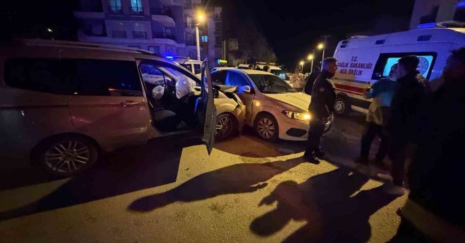 Burdur’da hafif ticari araç ile otomobil çarpıştı: 2 yaralı