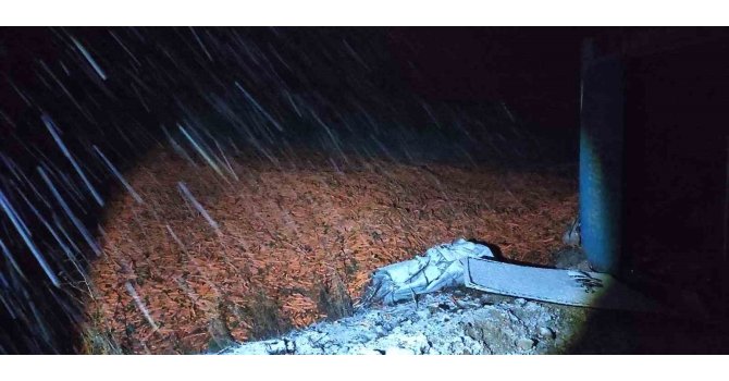 Kar yağışı nedeniyle kayganlaşan yolda kontrolden çıkan kamyon devrildi: 1 yaralı