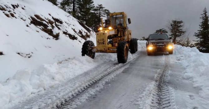 Alanya’da karla kapanan yollar açılıyor