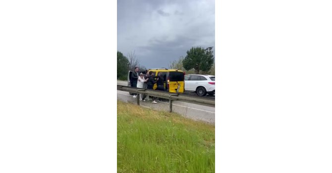 Kaza sonrası sürücülerin tekme tokat kavgası kamerada